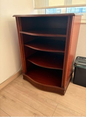 Mueble de madera lacada