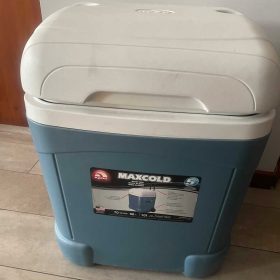 Cooler de 66 litros IGLOO con ruedas.