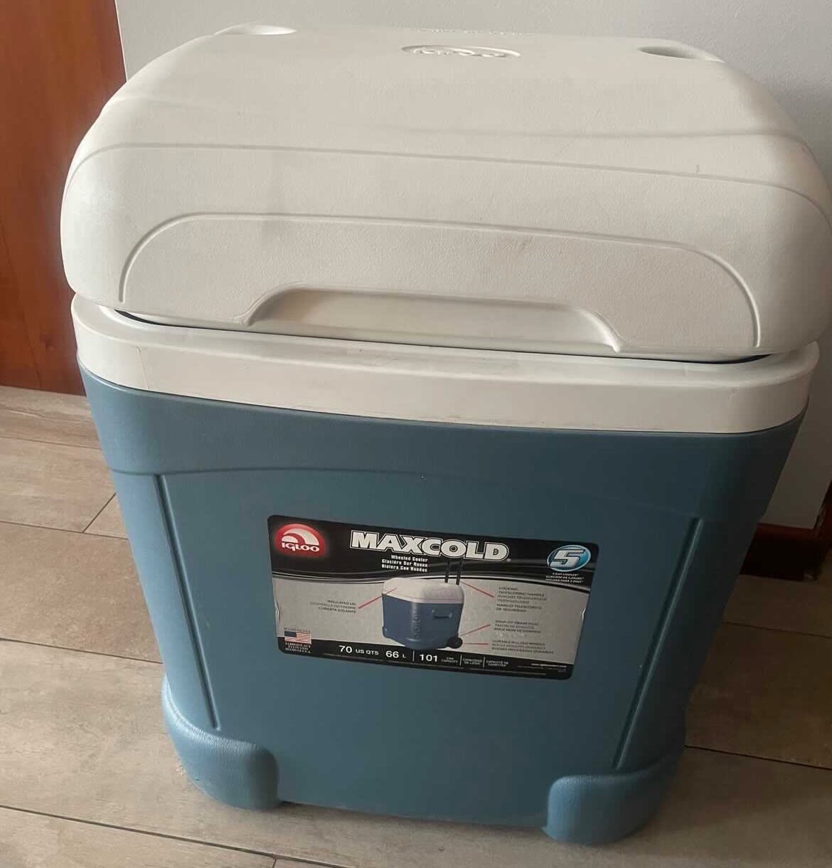 Cooler de 66 litros IGLOO con ruedas.