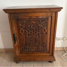 2 Muebles de madera puerta tallada