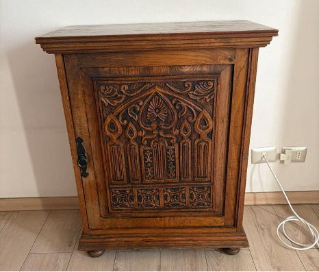 2 Muebles de madera puerta tallada