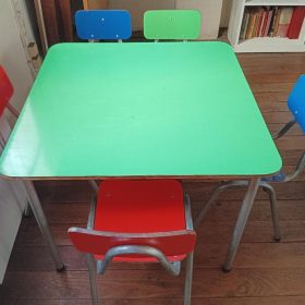 Mesa infantil + 5 sillas