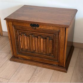 Mesa de arrimo de madera tallada
