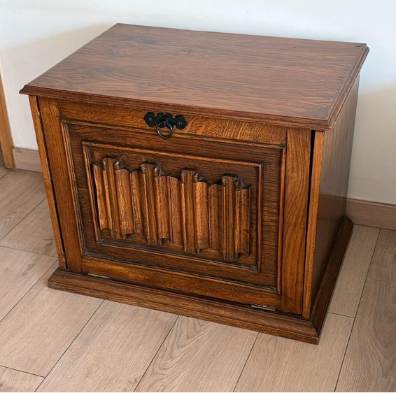 Mesa de arrimo de madera tallada