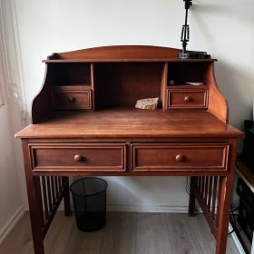Escritorio con cajonera Raulí 🪵