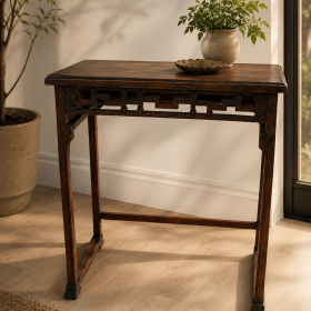Mesa lateral de madera tallada