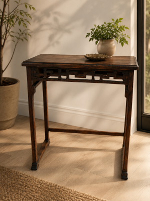 Mesa lateral de madera tallada