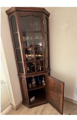 Vitrina esquinero de madera con vidrio