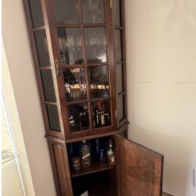 Vitrina esquinero de madera con vidrio